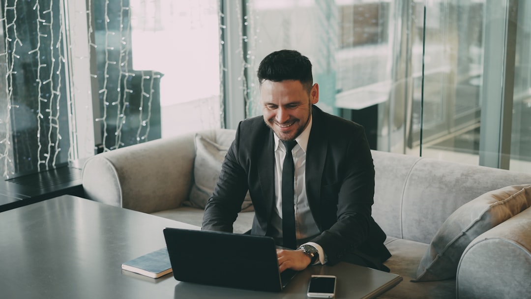 Konzentrierte Arbeit am Laptop in der Kanzlei